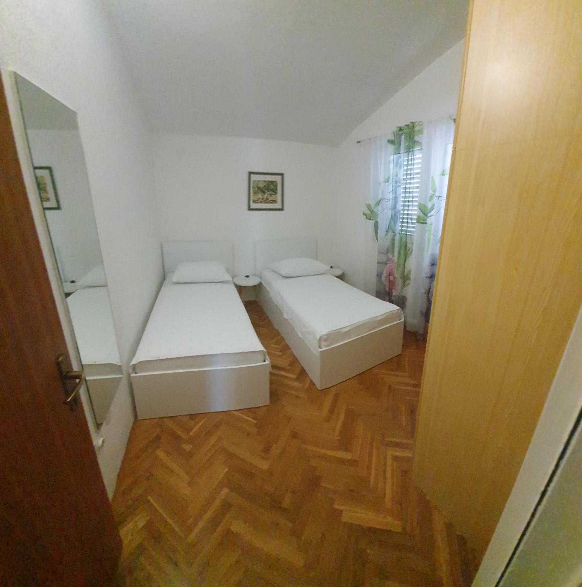 Apartments Garac Dugi Rat Buitenkant foto